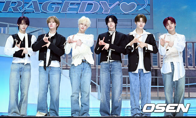 [OSEN=조은정 기자]TWS(투어스)의 미니 5집 ‘NO TRAGEDY’ 발매 기념 미디어 쇼케이스가 27일 서울 광진구 예스24 라이브홀에서 열렸다.'NO TRAGEDY'는 정해진 운명을 기다리지 않고 주체적으로 사랑을 완성해 가는 TWS(신유, 도훈, 영재, 한진, 지훈, 경민)를 그린 앨범이다. 사랑을 향해 돌진하는 여섯 소년의 '직진 로맨스'가 한층 트렌디한 음악과 퍼포먼스로 생생하게 펼쳐진다.TWS가 포즈를 취하고 있다. 2026.04.27 /cej@osen.co.kr