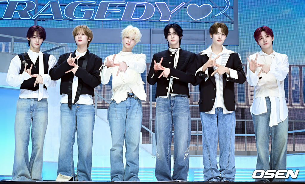 TWS(투어스)의 미니 5집 ‘NO TRAGEDY’ 발매 기념 미디어 쇼케이스가 27일 서울 광진구 예스24 라이브홀에서 열렸다.'NO TRAGEDY'는 정해진 운명을 기다리지 않고 주체적으로 사랑을 완성해 가는 TWS(신유, 도훈, 영재, 한진, 지훈, 경민)를 그린 앨범이다. 사랑을 향해 돌진하는 여섯 소년의 '직진 로맨스'가 한층 트렌디한 음악과 퍼포먼스로 생생하게 펼쳐진다.TWS가 포즈를 취하고 있다. 2026.04.27 /cej@osen.co.kr