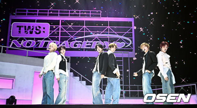 [OSEN=조은정 기자]TWS(투어스)의 미니 5집 ‘NO TRAGEDY’ 발매 기념 미디어 쇼케이스가 27일 서울 광진구 예스24 라이브홀에서 열렸다.'NO TRAGEDY'는 정해진 운명을 기다리지 않고 주체적으로 사랑을 완성해 가는 TWS(신유, 도훈, 영재, 한진, 지훈, 경민)를 그린 앨범이다. 사랑을 향해 돌진하는 여섯 소년의 '직진 로맨스'가 한층 트렌디한 음악과 퍼포먼스로 생생하게 펼쳐진다.TWS가 '널 따라가' 무대를 선보이고 있다. 2026.04.27 /cej@osen.co.kr