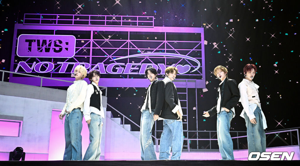 TWS(투어스)의 미니 5집 ‘NO TRAGEDY’ 발매 기념 미디어 쇼케이스가 27일 서울 광진구 예스24 라이브홀에서 열렸다.'NO TRAGEDY'는 정해진 운명을 기다리지 않고 주체적으로 사랑을 완성해 가는 TWS(신유, 도훈, 영재, 한진, 지훈, 경민)를 그린 앨범이다. 사랑을 향해 돌진하는 여섯 소년의 '직진 로맨스'가 한층 트렌디한 음악과 퍼포먼스로 생생하게 펼쳐진다.TWS가 '널 따라가' 무대를 선보이고 있다. 2026.04.27 /cej@osen.co.kr