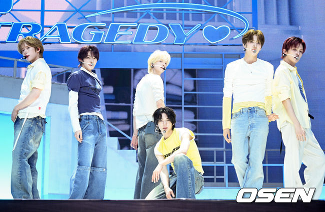[OSEN=조은정 기자]TWS(투어스)의 미니 5집 ‘NO TRAGEDY’ 발매 기념 미디어 쇼케이스가 27일 서울 광진구 예스24 라이브홀에서 열렸다.'NO TRAGEDY'는 정해진 운명을 기다리지 않고 주체적으로 사랑을 완성해 가는 TWS(신유, 도훈, 영재, 한진, 지훈, 경민)를 그린 앨범이다. 사랑을 향해 돌진하는 여섯 소년의 '직진 로맨스'가 한층 트렌디한 음악과 퍼포먼스로 생생하게 펼쳐진다.TWS가 '너의 모든 가능성에 되어 줄게' 무대를 선보이고 있다. 2026.04.27 /cej@osen.co.kr