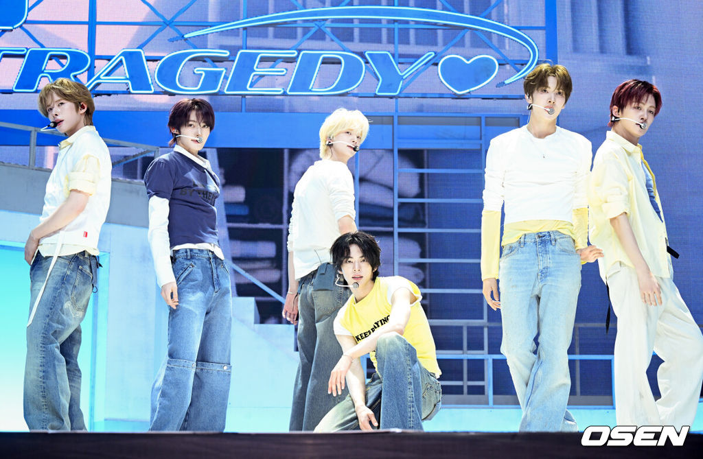 TWS(투어스)의 미니 5집 ‘NO TRAGEDY’ 발매 기념 미디어 쇼케이스가 27일 서울 광진구 예스24 라이브홀에서 열렸다.'NO TRAGEDY'는 정해진 운명을 기다리지 않고 주체적으로 사랑을 완성해 가는 TWS(신유, 도훈, 영재, 한진, 지훈, 경민)를 그린 앨범이다. 사랑을 향해 돌진하는 여섯 소년의 '직진 로맨스'가 한층 트렌디한 음악과 퍼포먼스로 생생하게 펼쳐진다.TWS가 '너의 모든 가능성에 되어 줄게' 무대를 선보이고 있다. 2026.04.27 /cej@osen.co.kr