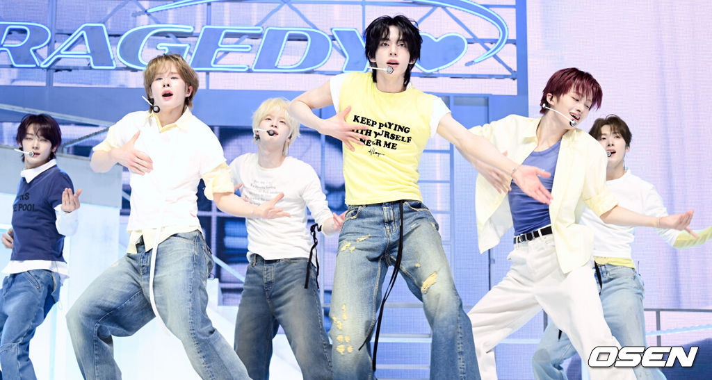 TWS(투어스)의 미니 5집 ‘NO TRAGEDY’ 발매 기념 미디어 쇼케이스가 27일 서울 광진구 예스24 라이브홀에서 열렸다.'NO TRAGEDY'는 정해진 운명을 기다리지 않고 주체적으로 사랑을 완성해 가는 TWS(신유, 도훈, 영재, 한진, 지훈, 경민)를 그린 앨범이다. 사랑을 향해 돌진하는 여섯 소년의 '직진 로맨스'가 한층 트렌디한 음악과 퍼포먼스로 생생하게 펼쳐진다.TWS가 '너의 모든 가능성이 되어 줄게' 무대를 선보이고 있다. 2026.04.27 /cej@osen.co.kr