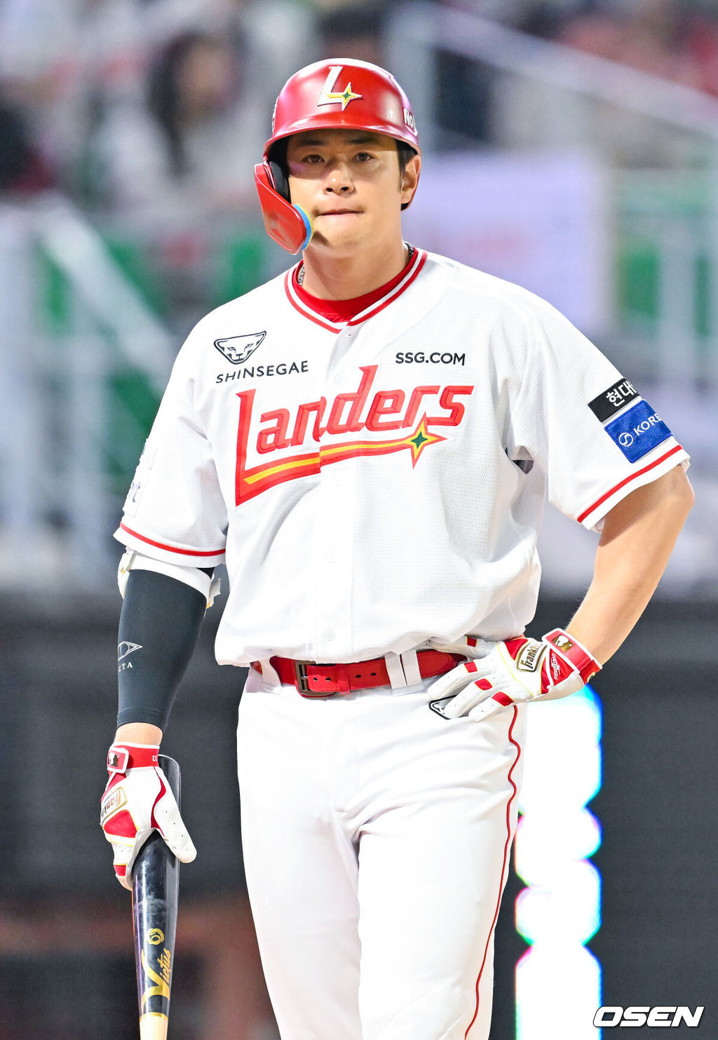 16일 오후 인천 SSG랜더스필드에서 ‘2026 신한 SOL Bank KBO리그' SSG 랜더스와 두산 베어스의 경기가 진행됐다.이날 SSG는 화이트를, 두산은 곽빈을 선발투수로 내세웠다.6회말 2사 SSG 김재환이 타석에서 삼진아웃을 당한 후 아쉬워하고 있다. 2026.04.16 / rumi@osen.co.kr