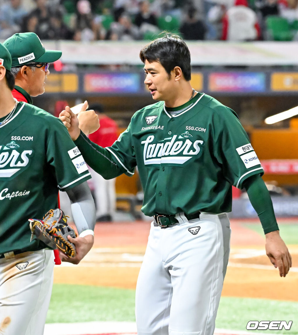 25일 오후 인천 SSG랜더스필드에서 ‘2026 신한 SOL Bank KBO리그' SSG 랜더스와 KT 위즈의 경기가 진행됐다.이 경기에서 SSG은 KT를 3-1로 꺾고 5연승 질주를 했다. 선발 등판한 타케다 쇼타가 호투했고, 타선은 폭발적이지는 않았으나 필요한 점수를 뽑았다.경기를 마치고 SSG 김재환이 이숭용 감독과 하이파이브를 하고 있다.  2026.04.25 / rumi@osen.co.kr