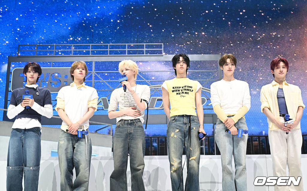 TWS(투어스)의 미니 5집 ‘NO TRAGEDY’ 발매 기념 미디어 쇼케이스가 27일 서울 광진구 예스24 라이브홀에서 열렸다.'NO TRAGEDY'는 정해진 운명을 기다리지 않고 주체적으로 사랑을 완성해 가는 TWS(신유, 도훈, 영재, 한진, 지훈, 경민)를 그린 앨범이다. 사랑을 향해 돌진하는 여섯 소년의 '직진 로맨스'가 한층 트렌디한 음악과 퍼포먼스로 생생하게 펼쳐진다.TWS가 마무리 인사를 하고 있다. 2026.04.27 /cej@osen.co.kr