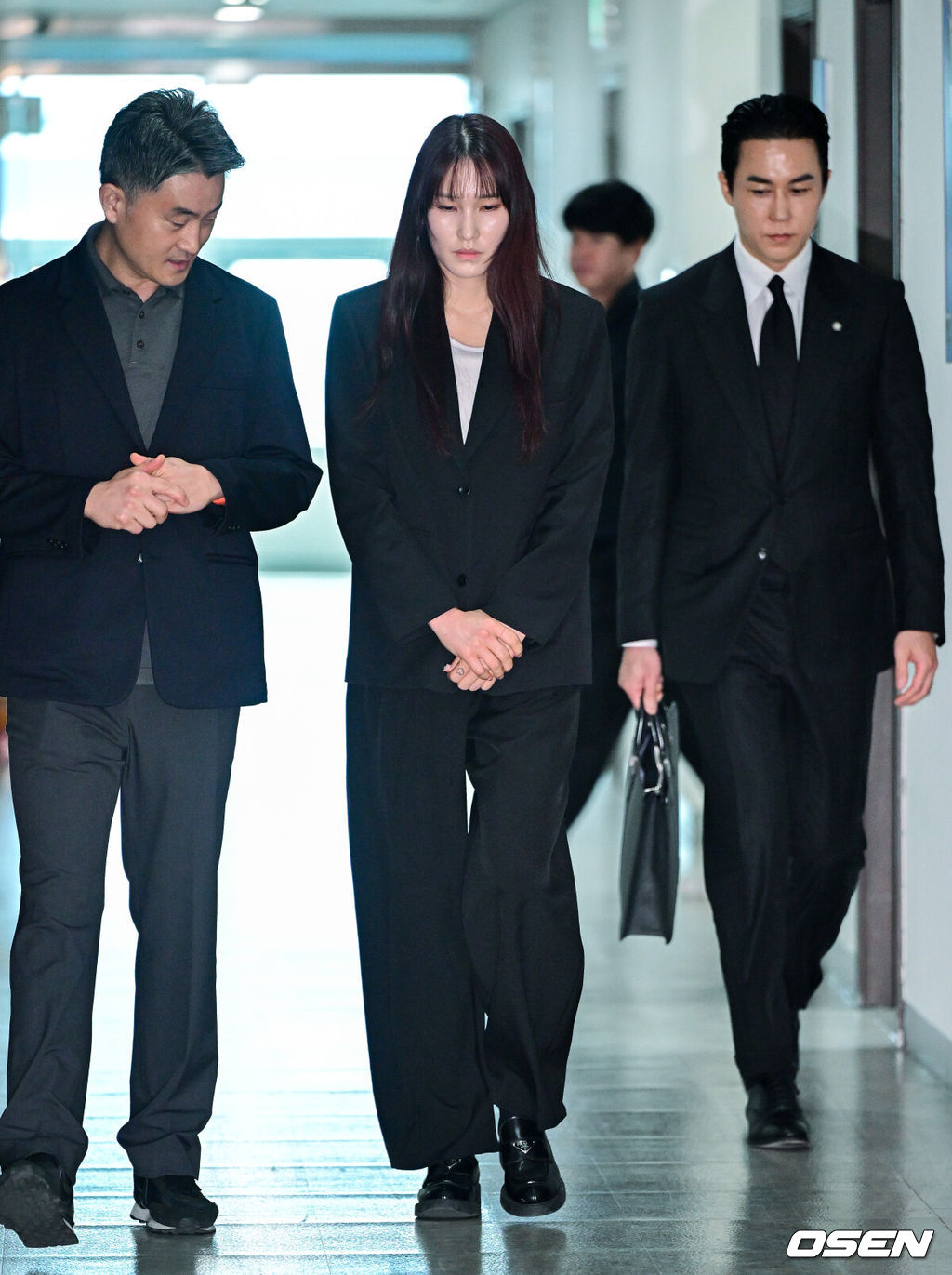 27일 오전 서울 상암동 한국배구연맹(KOVO) 사무실에서 안혜진과 관련한 상벌위원회가 열렸다.안혜진은 지난 16일 오전 음주운전을 하다 경찰에 적발된 것으로 알려졌다. 2025~2026시즌 팀의 우승을 이끌었고, FA 자격까지 얻었는데, 음주운전으로 인해 그가 어렵게 쌓은 성과를 한순간에 날리게 됐다. 안혜진이 상벌위원회에 참석해 소명을 마친 뒤 취재진에게 입장을 밝히기 위해 발걸음을 옮기고 있다. 2026.04.27 / dreamer@osen.co.kr