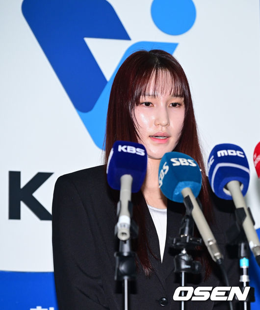 [OSEN=최규한 기자] 27일 오전 서울 상암동 한국배구연맹(KOVO) 사무실에서 안혜진과 관련한 상벌위원회가 열렸다.안혜진은 지난 16일 오전 음주운전을 하다 경찰에 적발된 것으로 알려졌다. 2025~2026시즌 팀의 우승을 이끌었고, FA 자격까지 얻었는데, 음주운전으로 인해 그가 어렵게 쌓은 성과를 한순간에 날리게 됐다.&nbsp;안혜진이 상벌위원회에 참석해 소명을 마친 뒤 취재진에게 입장을 밝히고 있다. 2026.04.27 / dreamer@osen.co.kr