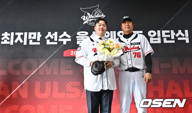[OSEN=울산, 이석우 기자] 27일 울산 문수야구장에서 MLB 출신 최지만이 울산 웨일즈 입단식을 가졌다. 2010년 동산고 졸업 후 곧바로 미국 시애틀 매리너스에 입단한 최지만은 LA 에인절스, 뉴욕 양키스, 탬파베이 레이스 등을 거쳤고 탬파베이 레이스 소속이던 2020년에는 한국인 타자 최초로 월드시리즈에 출전했다.최지만이 장원진 감독의 축하 꽃다발을 받고 기념촬영을 하고 있다. 2026.04.27 / foto0307@osen.co.kr