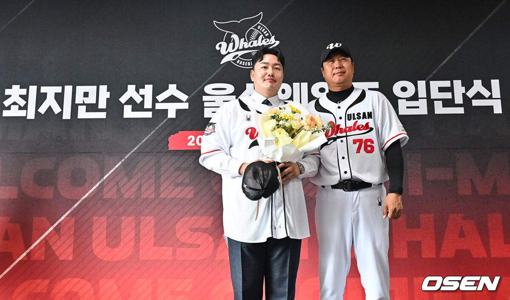 27일 울산 문수야구장에서 MLB 출신 최지만이 울산 웨일즈 입단식을 가졌다. 2010년 동산고 졸업 후 곧바로 미국 시애틀 매리너스에 입단한 최지만은 LA 에인절스, 뉴욕 양키스, 탬파베이 레이스 등을 거쳤고 탬파베이 레이스 소속이던 2020년에는 한국인 타자 최초로 월드시리즈에 출전했다.최지만이 장원진 감독의 축하 꽃다발을 받고 기념촬영을 하고 있다. 2026.04.27 / foto0307@osen.co.kr