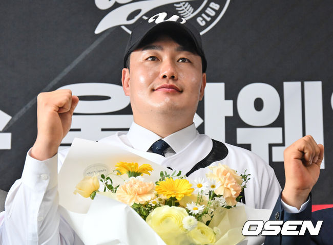 [OSEN=울산, 이석우 기자] 27일 울산 문수야구장에서 MLB 출신 최지만이 울산 웨일즈 입단식을 가졌다. 2010년 동산고 졸업 후 곧바로 미국 시애틀 매리너스에 입단한 최지만은 LA 에인절스, 뉴욕 양키스, 탬파베이 레이스 등을 거쳤고 탬파베이 레이스 소속이던 2020년에는 한국인 타자 최초로 월드시리즈에 출전했다.최지만이 입단식에서 파이팅을 외치고 있다. 2026.04.27 / foto0307@osen.co.kr