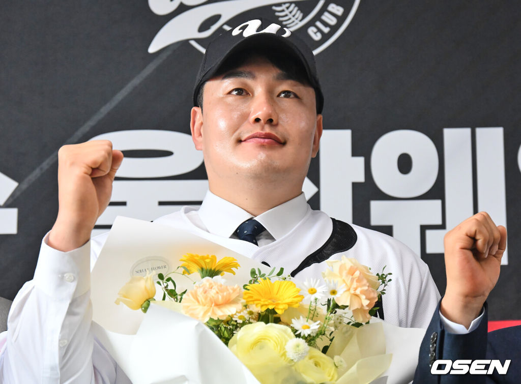 27일 울산 문수야구장에서 MLB 출신 최지만이 울산 웨일즈 입단식을 가졌다. 2010년 동산고 졸업 후 곧바로 미국 시애틀 매리너스에 입단한 최지만은 LA 에인절스, 뉴욕 양키스, 탬파베이 레이스 등을 거쳤고 탬파베이 레이스 소속이던 2020년에는 한국인 타자 최초로 월드시리즈에 출전했다.최지만이 입단식에서 파이팅을 외치고 있다. 2026.04.27 / foto0307@osen.co.kr