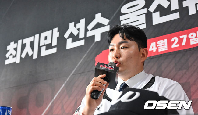 [OSEN=울산, 이석우 기자] 27일 울산 문수야구장에서 MLB 출신 최지만이 울산 웨일즈 입단식을 가졌다. 2010년 동산고 졸업 후 곧바로 미국 시애틀 매리너스에 입단한 최지만은 LA 에인절스, 뉴욕 양키스, 탬파베이 레이스 등을 거쳤고 탬파베이 레이스 소속이던 2020년에는 한국인 타자 최초로 월드시리즈에 출전했다.최지만이 입단 소감을 얘기하고 있다.2026.04.27 / foto0307@osen.co.kr