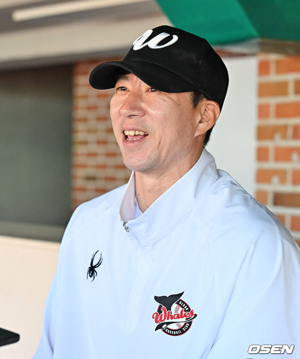 27일 울산 문수야구장에서 2026 메디힐 KBO 퓨처스리그 울산 웨일즈와 KIA 타이거즈의 경기가 열린다. 울산 웨일즈 고효준이 기자들과 인터뷰를 하고 있다. 2026.04.27 / foto0307@osen.co.kr