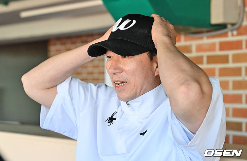 27일 울산 문수야구장에서 2026 메디힐 KBO 퓨처스리그 울산 웨일즈와 KIA 타이거즈의 경기가 열린다. 울산 웨일즈 고효준이 기자들과 인터뷰를 하고 있다. 2026.04.27 / foto0307@osen.co.kr