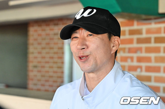 [OSEN=울산, 이석우 기자] 27일 울산 문수야구장에서 2026 메디힐 KBO 퓨처스리그 울산 웨일즈와 KIA 타이거즈의 경기가 열린다. 울산 웨일즈 고효준이 기자들과 인터뷰를 하고 있다. 2026.04.27 / foto0307@osen.co.kr