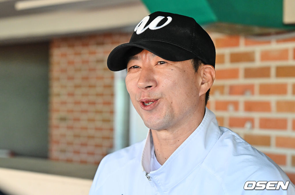 27일 울산 문수야구장에서 2026 메디힐 KBO 퓨처스리그 울산 웨일즈와 KIA 타이거즈의 경기가 열린다. 울산 웨일즈 고효준이 기자들과 인터뷰를 하고 있다. 2026.04.27 / foto0307@osen.co.kr