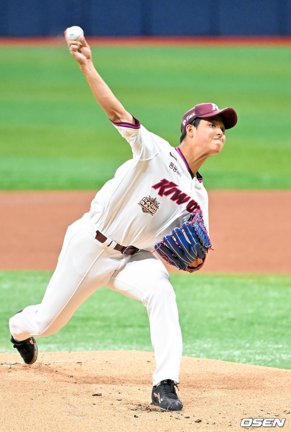 26일 오후 서울 고척스카이돔에서 2026 신한 SOL KBO리그 키움 히어로즈와 삼성 라이온즈의 경기가 열렸다.이날 키움은 박준현을, 삼성은 장찬희를 선발투수로 내세운다.키움 선발 박준현이 힘차게 공을 뿌리고 있다. 2026.04.26 / rumi@osen.co.kr