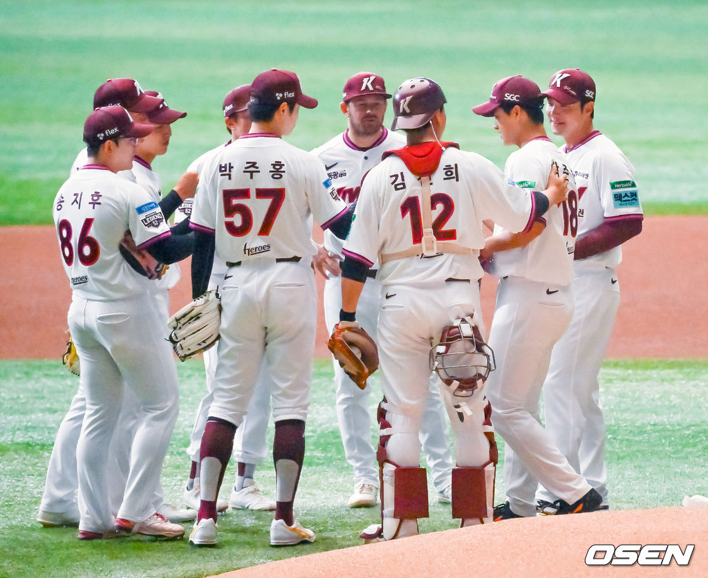 26일 오후 서울 고척스카이돔에서 2026 신한 SOL KBO리그 키움 히어로즈와 삼성 라이온즈의 경기가 열렸다.이날 키움은 박준현을, 삼성은 장찬희를 선발투수로 내세운다.키움 선발 박준현이 경기 전 어둠 속에서 동료들의 격려를 받으며 데뷔전 출격 준비를 하고 있다. 2026.04.26 / rumi@osen.co.kr
