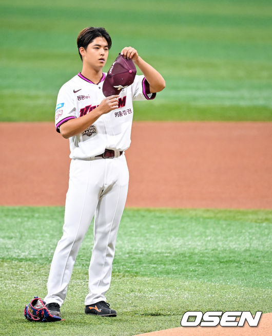 [OSEN=고척, 민경훈 기자] 26일 오후 서울 고척스카이돔에서 2026 신한 SOL KBO리그 키움 히어로즈와 삼성 라이온즈의 경기가 열렸다.이날 키움은 박준현을, 삼성은 장찬희를 선발투수로 내세운다.키움 선발 박준현이 마운드에 오르고 있다. 2026.04.26 / rumi@osen.co.kr