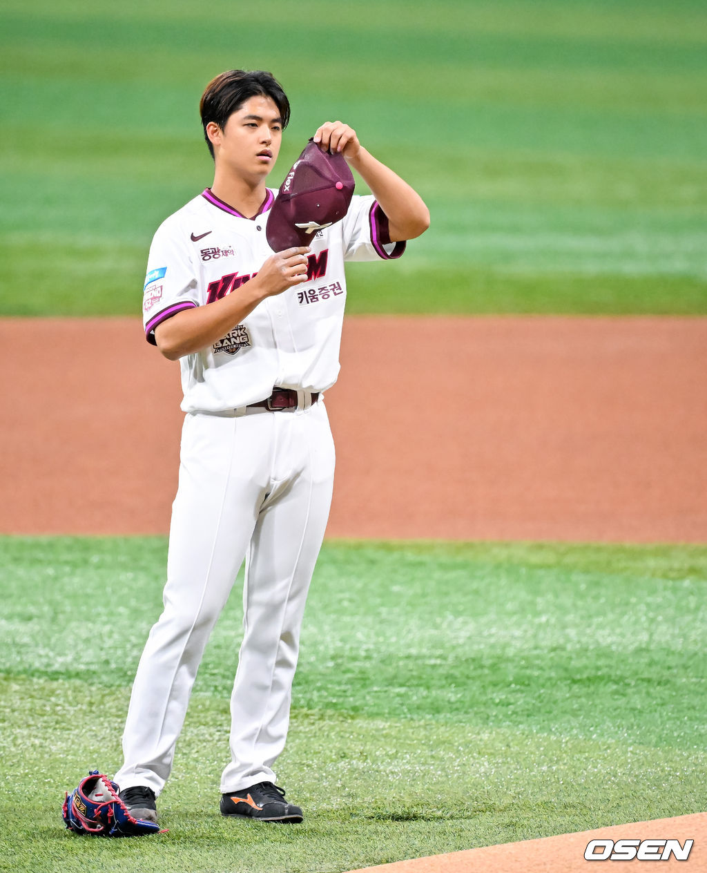 26일 오후 서울 고척스카이돔에서 2026 신한 SOL KBO리그 키움 히어로즈와 삼성 라이온즈의 경기가 열렸다.이날 키움은 박준현을, 삼성은 장찬희를 선발투수로 내세운다.키움 선발 박준현이 마운드에 오르고 있다. 2026.04.26 / rumi@osen.co.kr