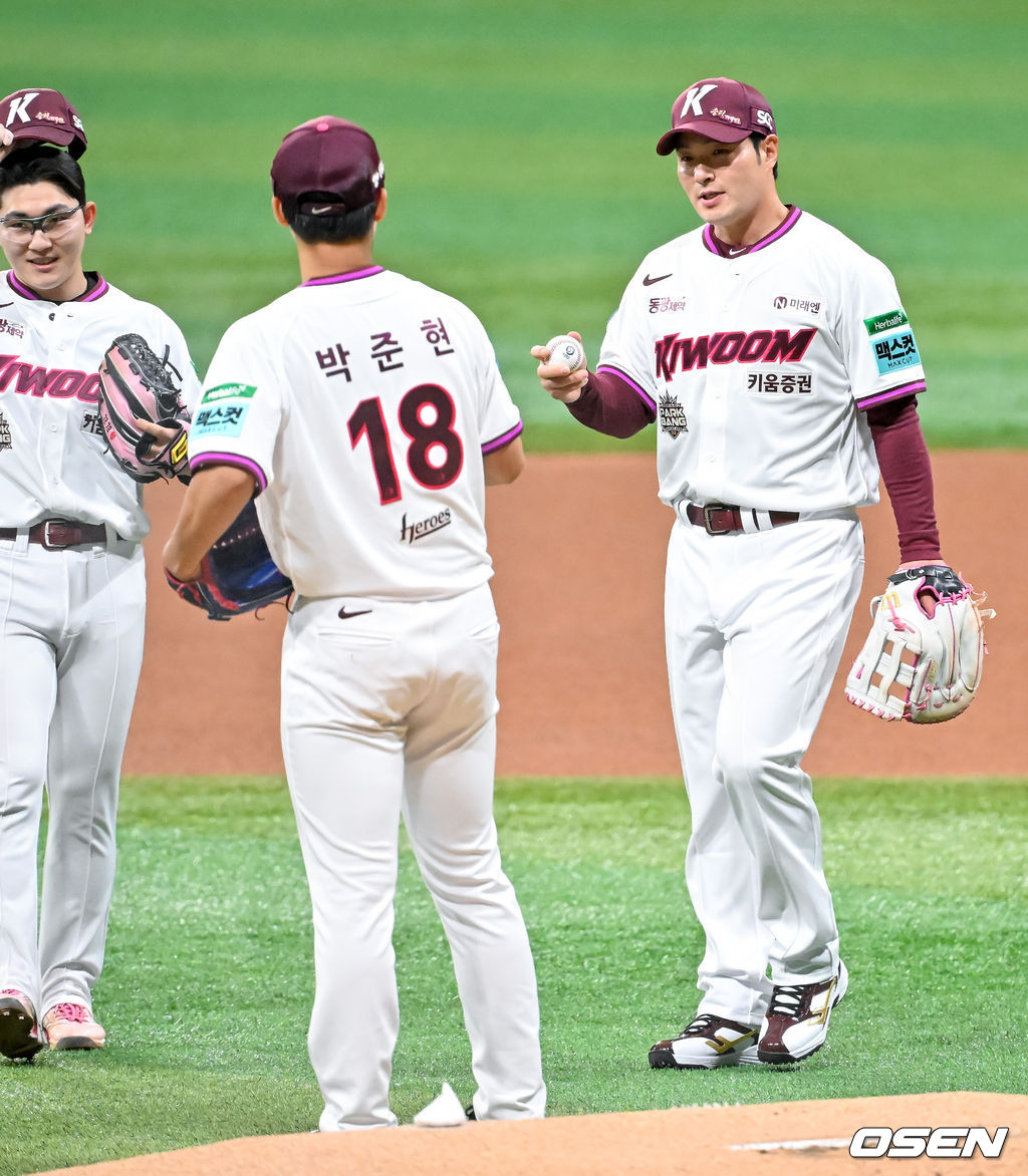 26일 오후 서울 고척스카이돔에서 2026 신한 SOL KBO리그 키움 히어로즈와 삼성 라이온즈의 경기가 열렸다.이날 키움은 박준현을, 삼성은 장찬희를 선발투수로 내세운다.경기 전 박병호 코치가 4번타자 1루수로 나서며 박준현 선발 투수에게 볼을 넘기고 있다. 2026.04.26 / rumi@osen.co.kr