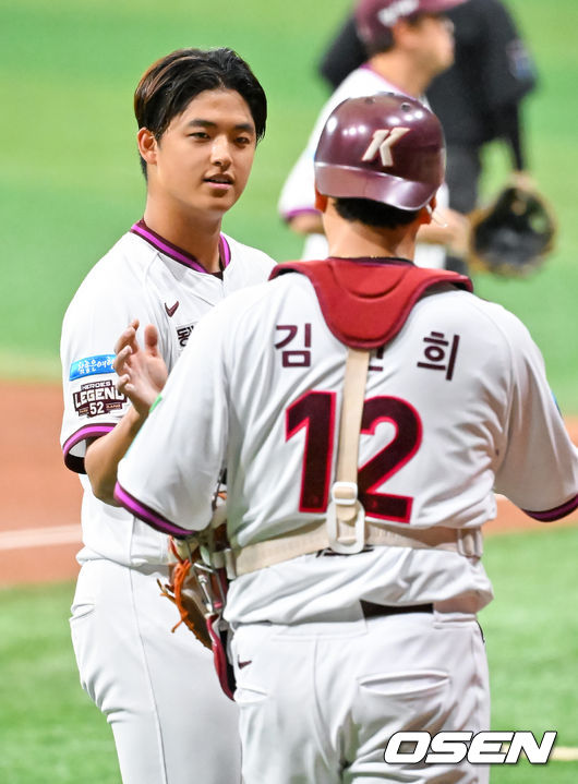 [OSEN=고척, 민경훈 기자] 26일 오후 서울 고척스카이돔에서 2026 신한 SOL KBO리그 키움 히어로즈와 삼성 라이온즈의 경기가 열렸다.이날 키움은 박준현을, 삼성은 장찬희를 선발투수로 내세운다.1회초를 마친 키움 선발 박준현이 김건희와 하이파이브를 하고 있다. 2026.04.26 / rumi@osen.co.kr