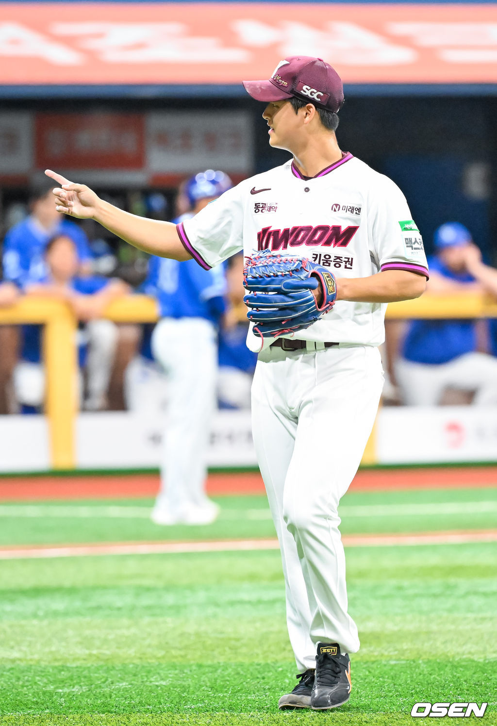 26일 오후 서울 고척스카이돔에서 2026 신한 SOL KBO리그 키움 히어로즈와 삼성 라이온즈의 경기가 열렸다.이날 키움은 박준현을, 삼성은 장찬희를 선발투수로 내세운다.2회초를 마친 키움 선발 박준현이 기뻐하고 있다. 2026.04.26 / rumi@osen.co.kr