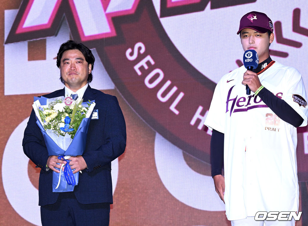 17일 오후 7일 오후 서울 롯데호텔 월드에서 ‘2026 KBO 신인 드래프트’가 열렸다.이번 드래프트는 전면 드래프트 방식으로 총 11라운드에 걸쳐 진행된다. 대상자는 총 1천261명으로, 고등학교 졸업 예정자 930명, 대학교 졸업 예정자 216명, 얼리 드래프트 신청자 51명, 해외 아마추어·프로 출신 선수 19명이다. 이 중 최대 110명이 KBO 10개 구단의 부름을 받게 된다.키움에 지명된 북일고 박준현의 아버지 박석민 전 코치가 눈물을 흘리고 있다. 2025.09.17 /sunday@osen.co.kr