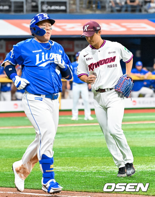 [OSEN=고척, 민경훈 기자] 26일 오후 서울 고척스카이돔에서 2026 신한 SOL KBO리그 키움 히어로즈와 삼성 라이온즈의 경기가 열렸다.이날 키움은 박준현을, 삼성은 장찬희를 선발투수로 내세운다.키움 선발 박준현이 5회초 2사 주자 1,2루 삼성 최형우를 1루수 앞 땅볼로 막아낸 후 덕아웃으로 향하고 있다. 2026.04.26 / rumi@osen.co.kr