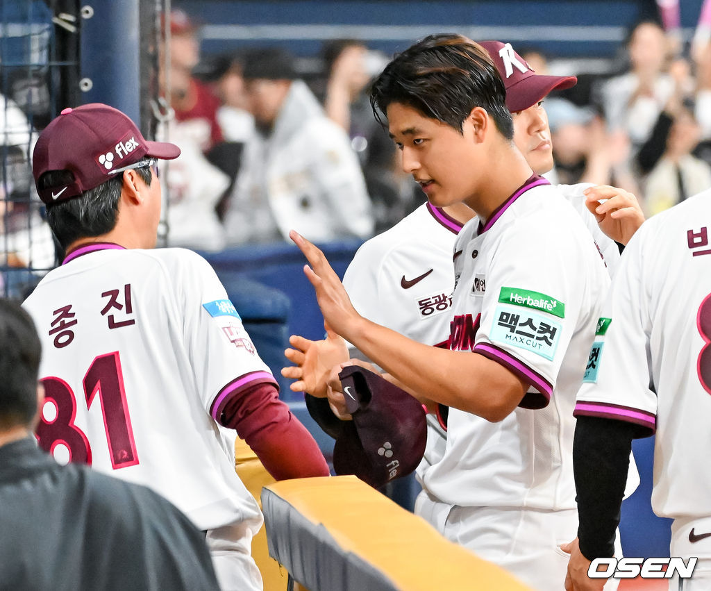 26일 오후 서울 고척스카이돔에서 2026 신한 SOL KBO리그 키움 히어로즈와 삼성 라이온즈의 경기가 열렸다.이날 키움은 박준현을, 삼성은 장찬희를 선발투수로 내세운다.키움 선발 박준현이 5회초를 마친 후 덕아웃으로 들어가며 설종진 감독과 하이파이브를 하고 있다. 2026.04.26 / rumi@osen.co.kr