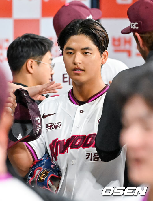 [OSEN=고척, 민경훈 기자] 26일 오후 서울 고척스카이돔에서 2026 신한 SOL KBO리그 키움 히어로즈와 삼성 라이온즈의 경기가 열렸다.이날 키움은 박준현을, 삼성은 장찬희를 선발투수로 내세운다.키움 선발 박준현이 5회초를 마친 후 덕아웃으로 들어가며 동료들과 하이파이브를 하고 있다. 2026.04.26 / rumi@osen.co.kr