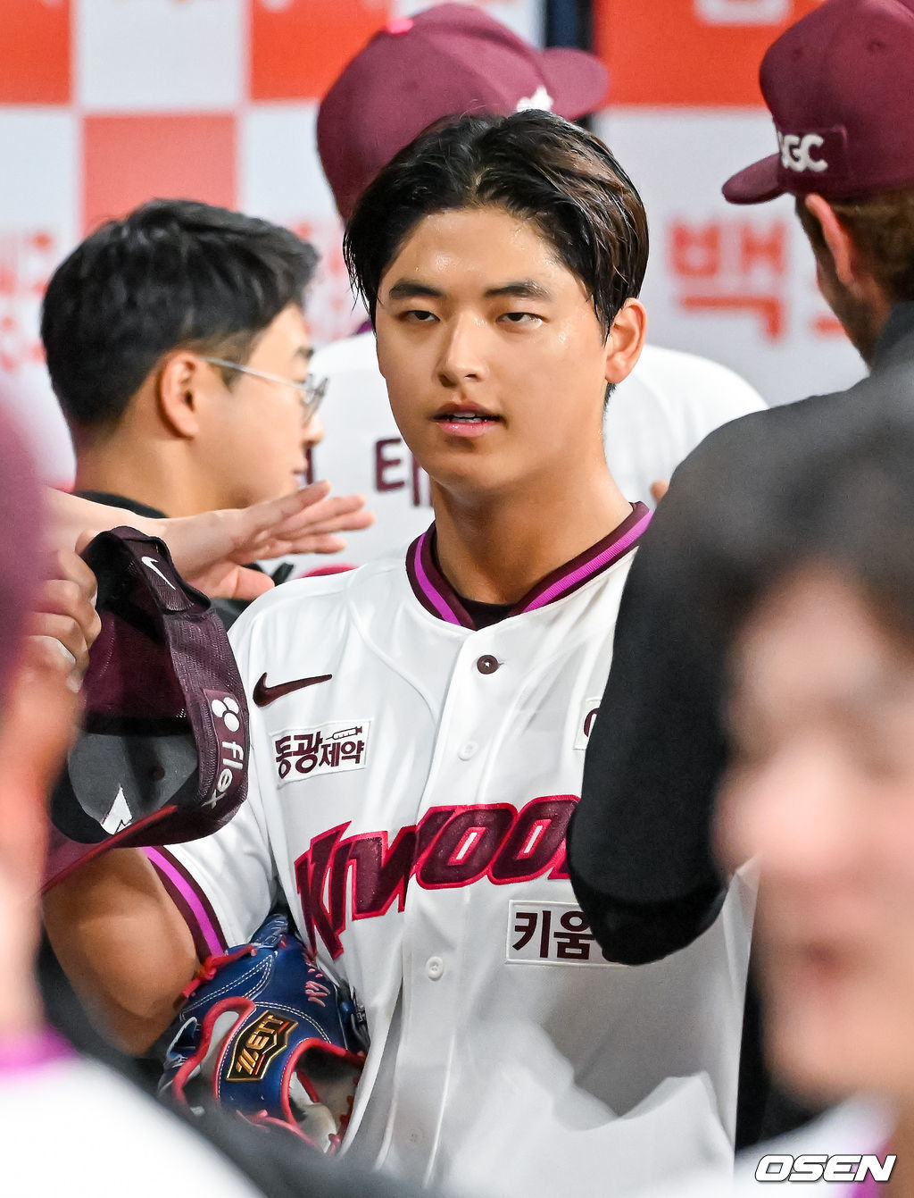 26일 오후 서울 고척스카이돔에서 2026 신한 SOL KBO리그 키움 히어로즈와 삼성 라이온즈의 경기가 열렸다.이날 키움은 박준현을, 삼성은 장찬희를 선발투수로 내세운다.키움 선발 박준현이 5회초를 마친 후 덕아웃으로 들어가며 동료들과 하이파이브를 하고 있다. 2026.04.26 / rumi@osen.co.kr