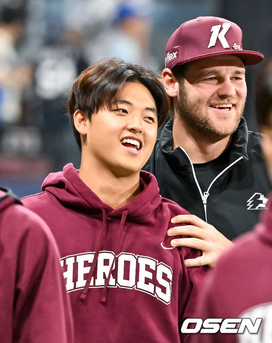 [OSEN=고척, 민경훈 기자] 26일 오후 서울 고척스카이돔에서 2026 신한 SOL KBO리그 키움 히어로즈와 삼성 라이온즈의 경기가 열렸다.이 경기에서 키움은 2-0으로 승리했다. 2026 신인 드래프트 1순위 신인 박준현은 선발투수로 등판해 5이닝 4피안타 4볼넷 4탈삼진 무실점 호투로 데뷔전 승리를 기록했다. KBO리그 역대 13번째 고졸신인 데뷔전 승리다.경기를 마치고 박준현이 기뻐하고 있다. 2026.04.26 / rumi@osen.co.kr