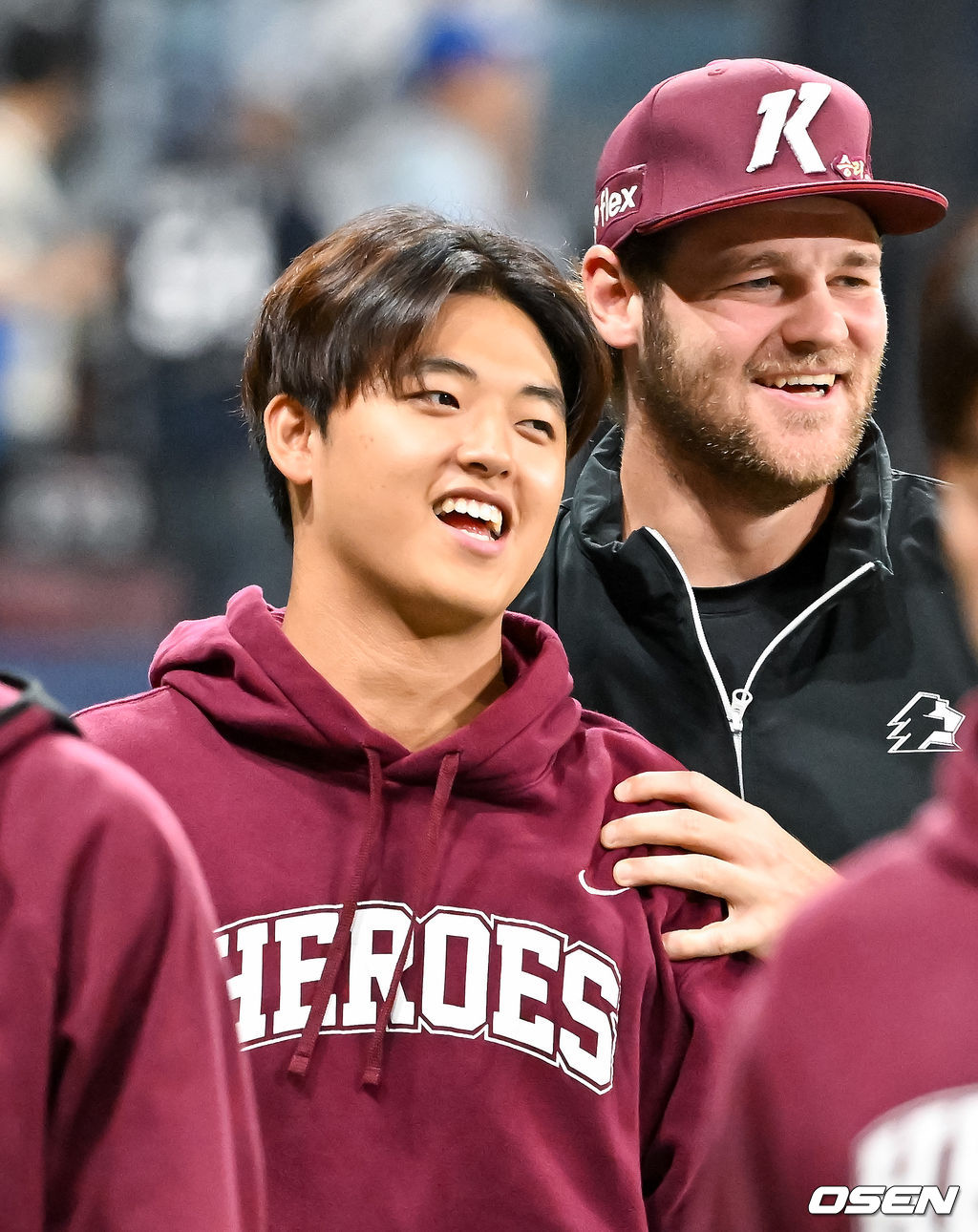 26일 오후 서울 고척스카이돔에서 2026 신한 SOL KBO리그 키움 히어로즈와 삼성 라이온즈의 경기가 열렸다.이 경기에서 키움은 2-0으로 승리했다. 2026 신인 드래프트 1순위 신인 박준현은 선발투수로 등판해 5이닝 4피안타 4볼넷 4탈삼진 무실점 호투로 데뷔전 승리를 기록했다. KBO리그 역대 13번째 고졸신인 데뷔전 승리다.경기를 마치고 박준현이 기뻐하고 있다. 2026.04.26 / rumi@osen.co.kr