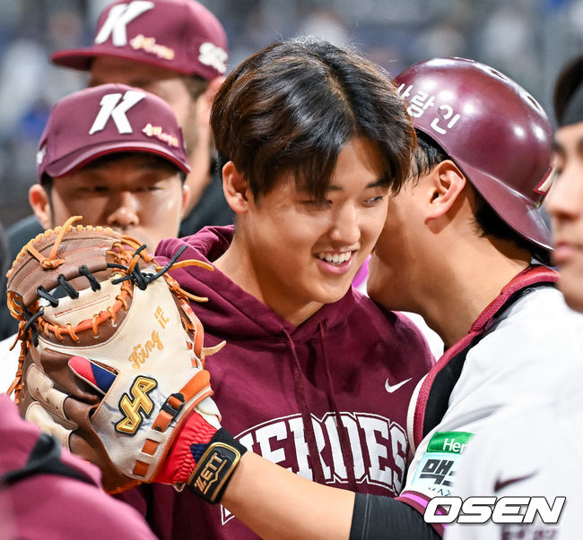 [OSEN=고척, 민경훈 기자] 26일 오후 서울 고척스카이돔에서 2026 신한 SOL KBO리그 키움 히어로즈와 삼성 라이온즈의 경기가 열렸다.이 경기에서 키움은 2-0으로 승리했다. 2026 신인 드래프트 1순위 신인 박준현은 선발투수로 등판해 5이닝 4피안타 4볼넷 4탈삼진 무실점 호투로 데뷔전 승리를 기록했다. KBO리그 역대 13번째 고졸신인 데뷔전 승리다.경기를 마치고 박준현이 기뻐하고 있다. 2026.04.26 / rumi@osen.co.kr