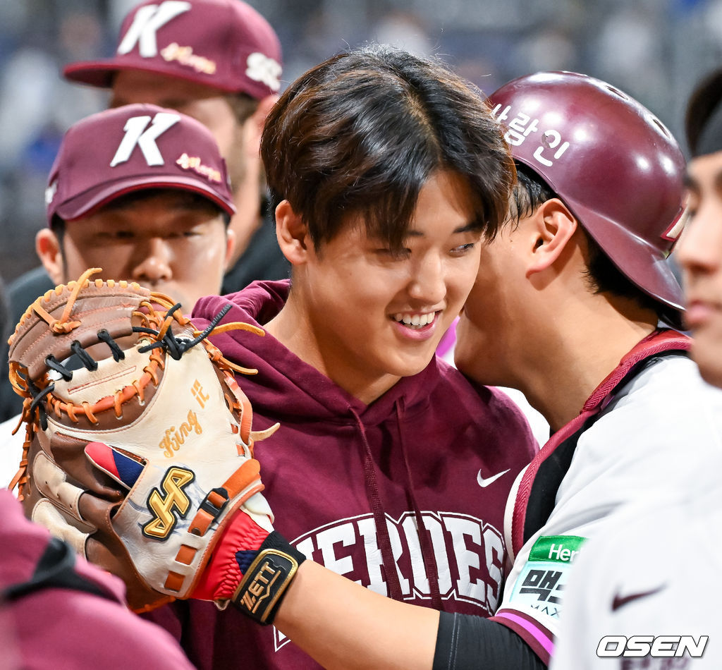 26일 오후 서울 고척스카이돔에서 2026 신한 SOL KBO리그 키움 히어로즈와 삼성 라이온즈의 경기가 열렸다.이 경기에서 키움은 2-0으로 승리했다. 2026 신인 드래프트 1순위 신인 박준현은 선발투수로 등판해 5이닝 4피안타 4볼넷 4탈삼진 무실점 호투로 데뷔전 승리를 기록했다. KBO리그 역대 13번째 고졸신인 데뷔전 승리다.경기를 마치고 박준현이 기뻐하고 있다. 2026.04.26 / rumi@osen.co.kr