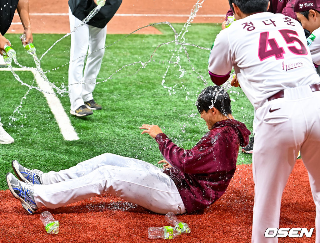 26일 오후 서울 고척스카이돔에서 2026 신한 SOL KBO리그 키움 히어로즈와 삼성 라이온즈의 경기가 열렸다.이 경기에서 키움은 2-0으로 승리했다. 2026 신인 드래프트 1순위 신인 박준현은 선발투수로 등판해 5이닝 4피안타 4볼넷 4탈삼진 무실점 호투로 데뷔전 승리를 기록했다. KBO리그 역대 13번째 고졸신인 데뷔전 승리다.경기를 마치고 박준현이 축하 물세례를 받고 있다. 2026.04.26 / rumi@osen.co.kr