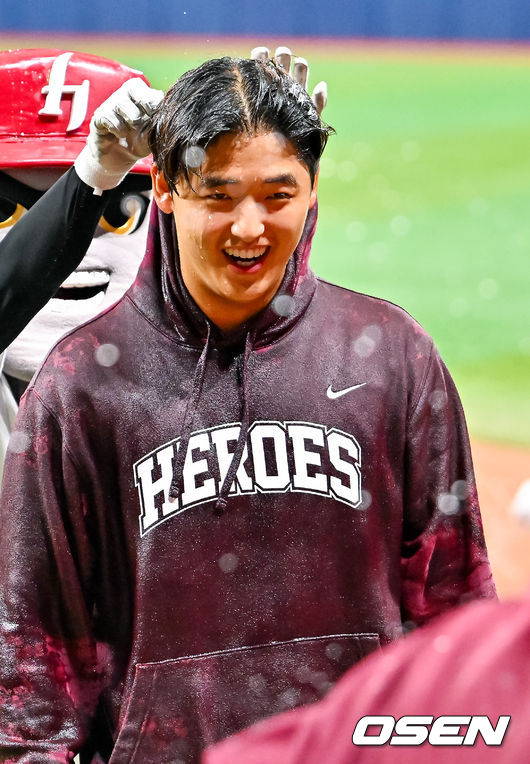 [OSEN=고척, 민경훈 기자] 26일 오후 서울 고척스카이돔에서 2026 신한 SOL KBO리그 키움 히어로즈와 삼성 라이온즈의 경기가 열렸다.이 경기에서 키움은 2-0으로 승리했다. 2026 신인 드래프트 1순위 신인 박준현은 선발투수로 등판해 5이닝 4피안타 4볼넷 4탈삼진 무실점 호투로 데뷔전 승리를 기록했다. KBO리그 역대 13번째 고졸신인 데뷔전 승리다.경기를 마치고 박준현이 축하 물세례를 받고 있다. 2026.04.26 / rumi@osen.co.kr