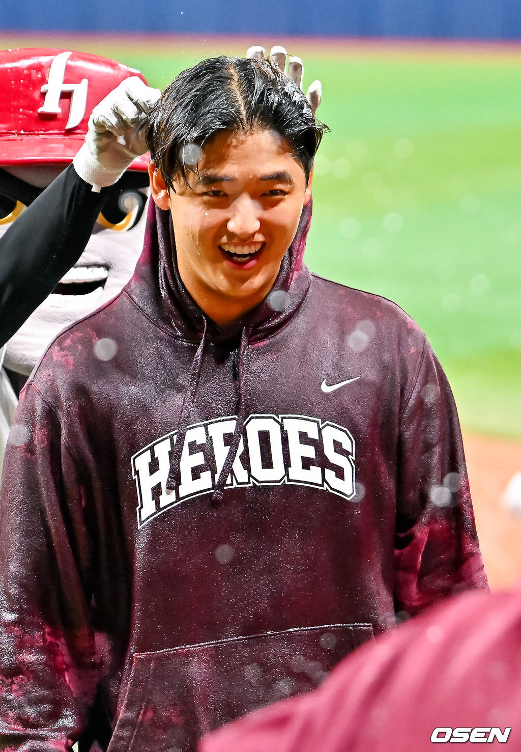 26일 오후 서울 고척스카이돔에서 2026 신한 SOL KBO리그 키움 히어로즈와 삼성 라이온즈의 경기가 열렸다.이 경기에서 키움은 2-0으로 승리했다. 2026 신인 드래프트 1순위 신인 박준현은 선발투수로 등판해 5이닝 4피안타 4볼넷 4탈삼진 무실점 호투로 데뷔전 승리를 기록했다. KBO리그 역대 13번째 고졸신인 데뷔전 승리다.경기를 마치고 박준현이 축하 물세례를 받고 있다. 2026.04.26 / rumi@osen.co.kr