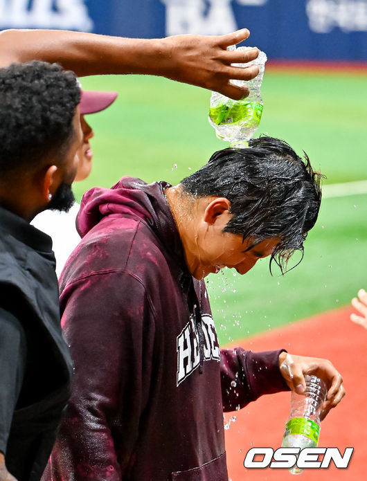 [OSEN=고척, 민경훈 기자] 26일 오후 서울 고척스카이돔에서 2026 신한 SOL KBO리그 키움 히어로즈와 삼성 라이온즈의 경기가 열렸다.이 경기에서 키움은 2-0으로 승리했다. 2026 신인 드래프트 1순위 신인 박준현은 선발투수로 등판해 5이닝 4피안타 4볼넷 4탈삼진 무실점 호투로 데뷔전 승리를 기록했다. KBO리그 역대 13번째 고졸신인 데뷔전 승리다.경기를 마치고 박준현이 축하 물세례를 받고 있다. 2026.04.26 / rumi@osen.co.kr