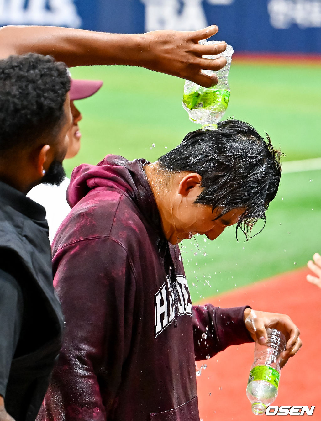 26일 오후 서울 고척스카이돔에서 2026 신한 SOL KBO리그 키움 히어로즈와 삼성 라이온즈의 경기가 열렸다.이 경기에서 키움은 2-0으로 승리했다. 2026 신인 드래프트 1순위 신인 박준현은 선발투수로 등판해 5이닝 4피안타 4볼넷 4탈삼진 무실점 호투로 데뷔전 승리를 기록했다. KBO리그 역대 13번째 고졸신인 데뷔전 승리다.경기를 마치고 박준현이 축하 물세례를 받고 있다. 2026.04.26 / rumi@osen.co.kr