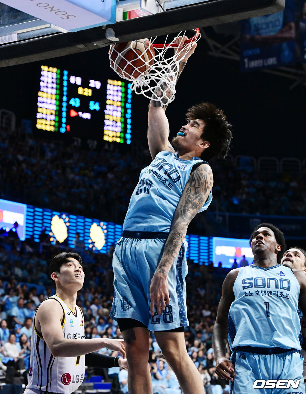 27일 경기도 고양소노아레나에서 2025-26 LG전자 프로농구 4강 플레이오프 3차전 고양 소노 스카이거너스와 창원 LG 세이커스의 경기가 열렸다.정규리그 5위 고양 소노는 ‘디펜딩 챔피언’ 창원 LG를 상대로 원정 2연승을 완성하며 챔피언결정전까지 단 1승을 남겨 놨다.3쿼터 소노 켐바오가 원핸드 덩크를 성공시키고 있다. 2026.04.27 / jpnews@osen.co.kr