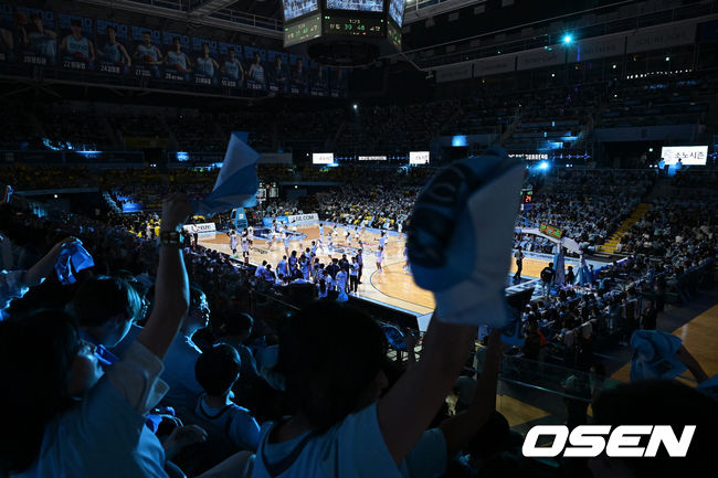 [OSEN=지형준 기자] 27일 경기도 고양소노아레나에서 2025-26 LG전자 프로농구 4강 플레이오프 3차전 고양 소노 스카이거너스와 창원 LG 세이커스의 경기가 열렸다.정규리그 5위 고양 소노는 ‘디펜딩 챔피언’ 창원 LG를 상대로 원정 2연승을 완성하며 챔피언결정전까지 단 1승을 남겨 놨다.전석 매진 기록한 고양소노아레나. 2026.04.27&nbsp;/ jpnews@osen.co.kr