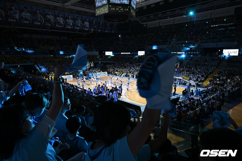 27일 경기도 고양소노아레나에서 2025-26 LG전자 프로농구 4강 플레이오프 3차전 고양 소노 스카이거너스와 창원 LG 세이커스의 경기가 열렸다.정규리그 5위 고양 소노는 ‘디펜딩 챔피언’ 창원 LG를 상대로 원정 2연승을 완성하며 챔피언결정전까지 단 1승을 남겨 놨다.전석 매진 기록한 고양소노아레나. 2026.04.27 / jpnews@osen.co.kr