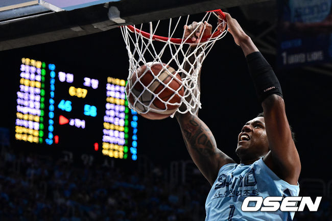 [OSEN=지형준 기자] 27일 경기도 고양소노아레나에서 2025-26 LG전자 프로농구 4강 플레이오프 3차전 고양 소노 스카이거너스와 창원 LG 세이커스의 경기가 열렸다.정규리그 5위 고양 소노는 ‘디펜딩 챔피언’ 창원 LG를 상대로 원정 2연승을 완성하며 챔피언결정전까지 단 1승을 남겨 놨다.3쿼터 소노 나이트가 투핸드 덩크를 성공시키고 있다. 2026.04.27&nbsp;/ jpnews@osen.co.kr