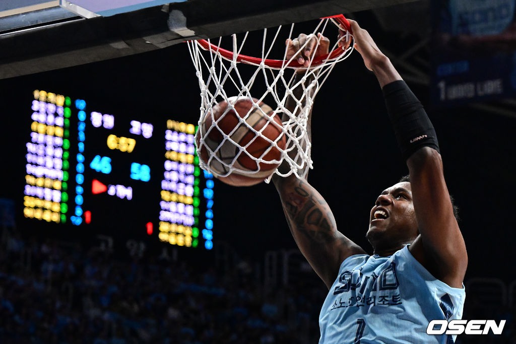 27일 경기도 고양소노아레나에서 2025-26 LG전자 프로농구 4강 플레이오프 3차전 고양 소노 스카이거너스와 창원 LG 세이커스의 경기가 열렸다.정규리그 5위 고양 소노는 ‘디펜딩 챔피언’ 창원 LG를 상대로 원정 2연승을 완성하며 챔피언결정전까지 단 1승을 남겨 놨다.3쿼터 소노 나이트가 투핸드 덩크를 성공시키고 있다. 2026.04.27 / jpnews@osen.co.kr