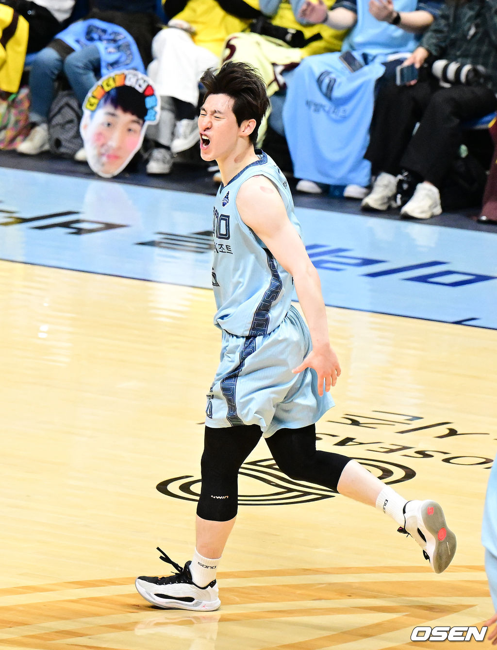 27일 경기도 고양소노아레나에서 2025-26 LG전자 프로농구 4강 플레이오프 3차전 고양 소노 스카이거너스와 창원 LG 세이커스의 경기가 열렸다.정규리그 5위 고양 소노는 ‘디펜딩 챔피언’ 창원 LG를 상대로 원정 2연승을 완성하며 챔피언결정전까지 단 1승을 남겨 놨다.2쿼터 소노 이정현이 3점슛을 성공시키며 기뻐하고 있다. 2026.04.27 / jpnews@osen.co.kr