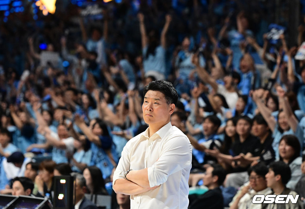 27일 경기도 고양소노아레나에서 2025-26 LG전자 프로농구 4강 플레이오프 3차전 고양 소노 스카이거너스와 창원 LG 세이커스의 경기가 열렸다.정규리그 5위 고양 소노는 ‘디펜딩 챔피언’ 창원 LG를 상대로 원정 2연승을 완성하며 챔피언결정전까지 단 1승을 남겨 놨다.3쿼터 LG 조상현 감독이 경기를 지켜보고 있다. 2026.04.27 / jpnews@osen.co.kr