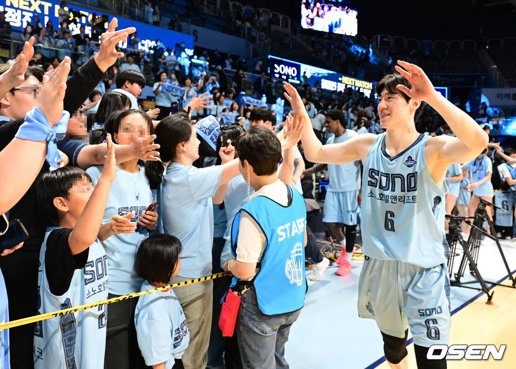 소노의 태풍이 정규리그 챔피언 LG마저 삼켰다. 고양 소노는 27일 고양소노아레나에서 개최된 2025-26 LG전자 프로농구 4강 플레이오프 3차전에서 창원 LG를 90-80로 이겼다. 3연승을 달린 소노는 창단 첫 챔피언결정전에 진출했다. 경기를 마치고 소노 이정현이 팬들과 하이파이브를 하고 있다. 2026.04.27 / jpnews@osen.co.kr